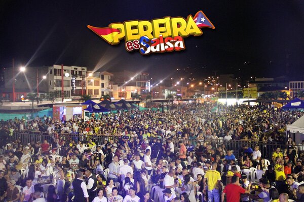 Público reunido frente al escenario de Pereira es Salsa