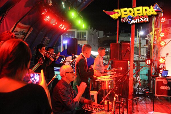 Orquesta tocando en vivo durante Pereira es Salsa